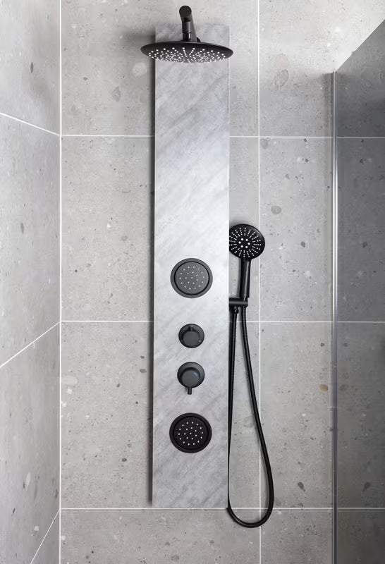 Hidromasažinė dušo panelis SAT Stoneshower juodos spalvos, su akmens dekoru, viršutiniu ir rankiniu dušu.