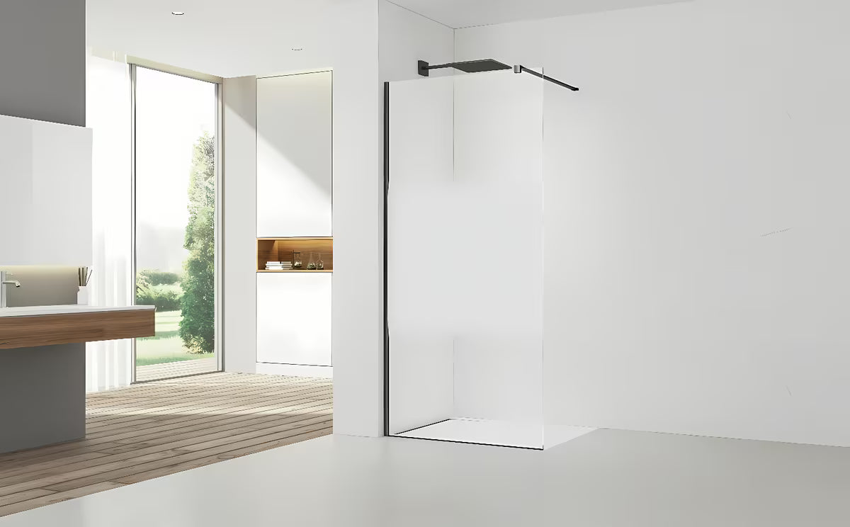 Walk-in dušo sienelė SAT Walk-in 110 cm, juodos spalvos, su skaidriu stiklu ir matine juosta.