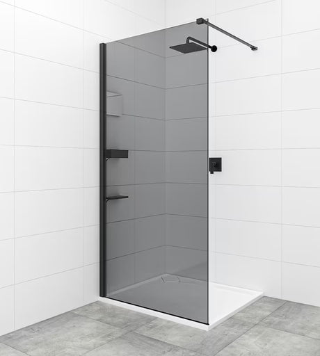 Walk-in dušo sienelė SAT Walk-in 140 cm su juodais profiliais ir nepermatomu stiklu su dūminiu efektu.