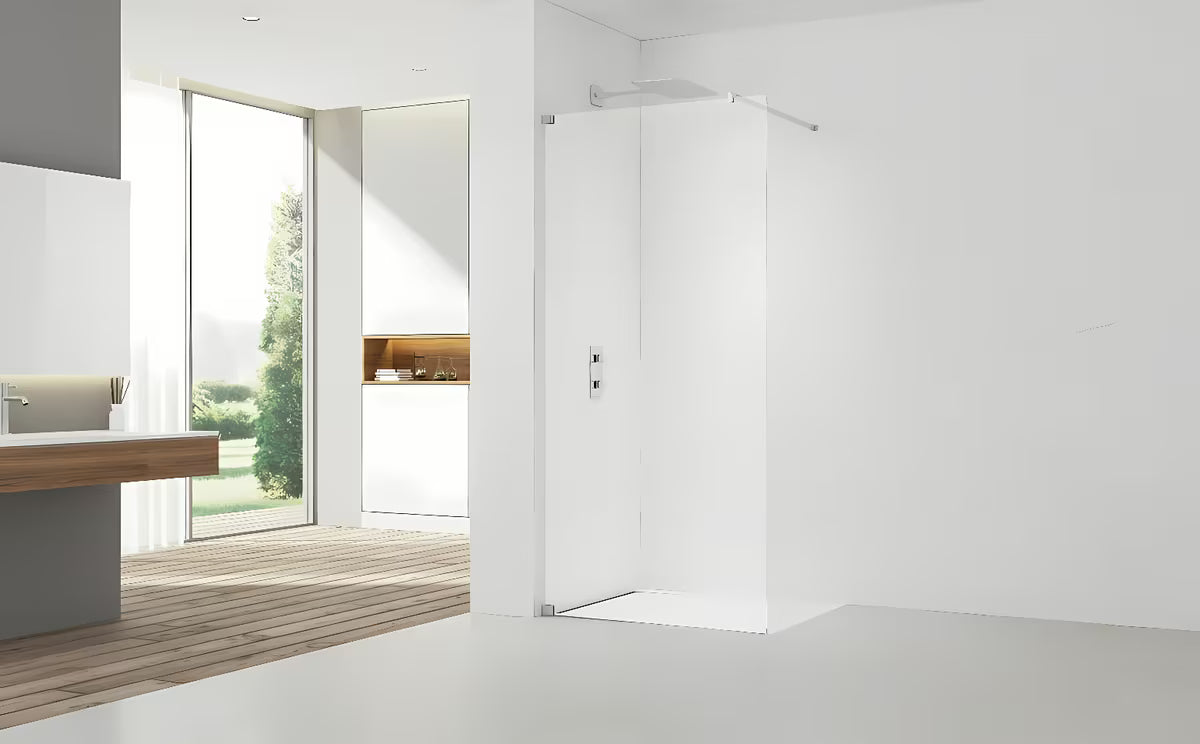 Walk in dušo-sienelė SAT Walk-in 70 cm, su skaidriu stiklu be dekoro ir blizgaus chromo profiliais.