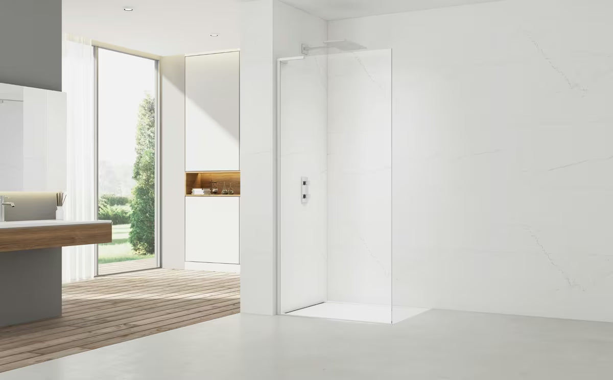 Balta walk-in dušo sienelė SAT Walk-in 70 cm su skaidriu grūdintu stiklu ir EasyClean danga.