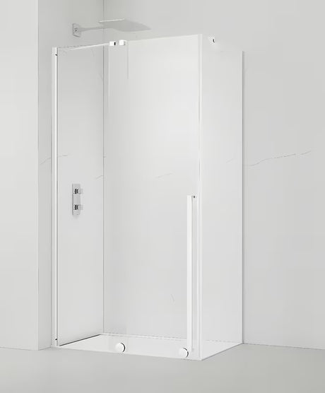 Stačiakampė dušo kabina SAT Xmotion 110x90 cm, baltos spalvos, su skaidriu stiklu ir stumdomomis durimis.