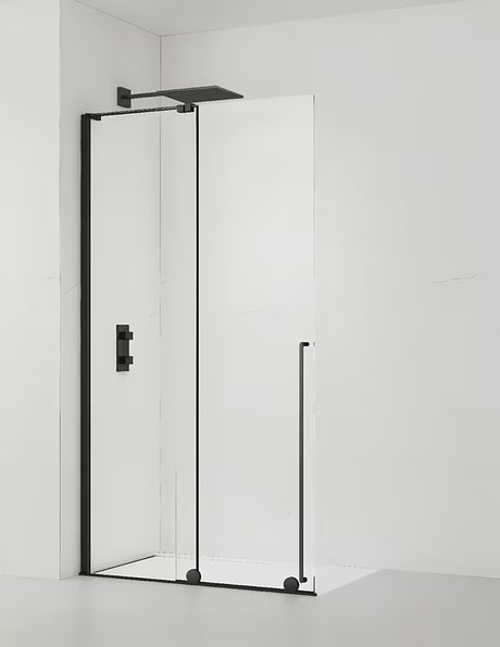 Juoda walk-in dušo sienelė SAT Walk-In Xmotion 110 cm, su skaidriu stiklu ir stumdoma sistema.