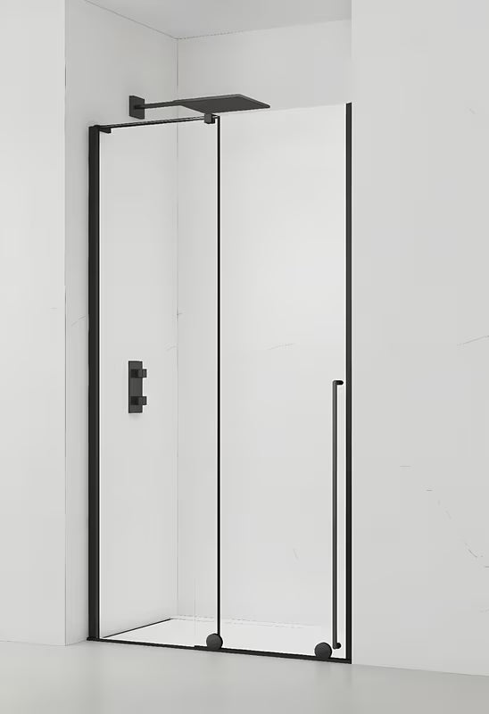 Dušo durys nišai SAT Xmotion 140 cm, juodos spalvos, su skaidriu stiklu ir slankiojančiu atidarymu.