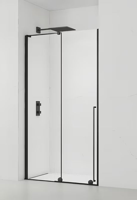 Dušo durys nišai SAT Xmotion 140 cm, juodos spalvos, su skaidriu stiklu ir slankiojančiu atidarymu.