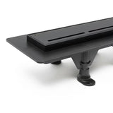 Juodas dušo latakas SAT 80 cm su nerūdijančio plieno grotelėmis moderniam vonios kambariui.