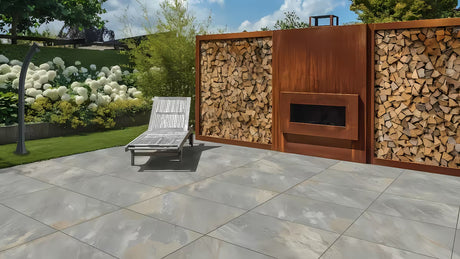 Antracito spalvos lauko saulės dušas SAT su pasukama viršutine dušo galva ir vienos svirties maišytuvu