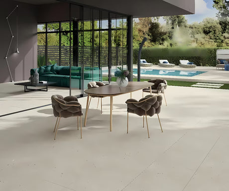 Antracito spalvos lauko saulės dušas SAT su pasukama viršutine dušo galva ir apatiniu vandens išvadu pro kojoms nuskalauti