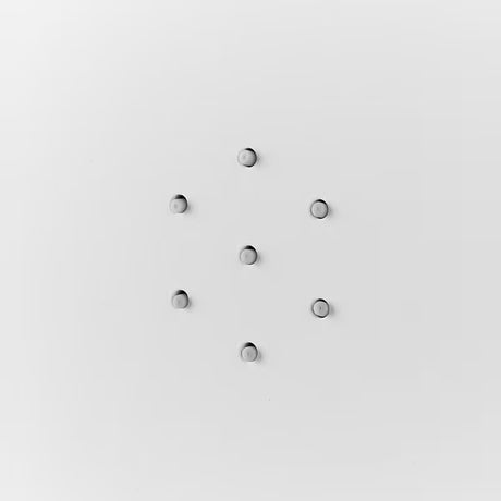 Baltas dušo panelis SIKO Alushower su 4 funkcijomis, įskaitant viršutinį ir rankinį dušai, krioklio srovę ir masažinius purkštukus.