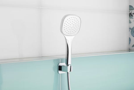 Chromo spalvos rankinio dušo komplektas SIKO su rankine dušo galvute, žalvariniu laikikliu ir 150 cm metaline žarna, apvalaus dizaino.