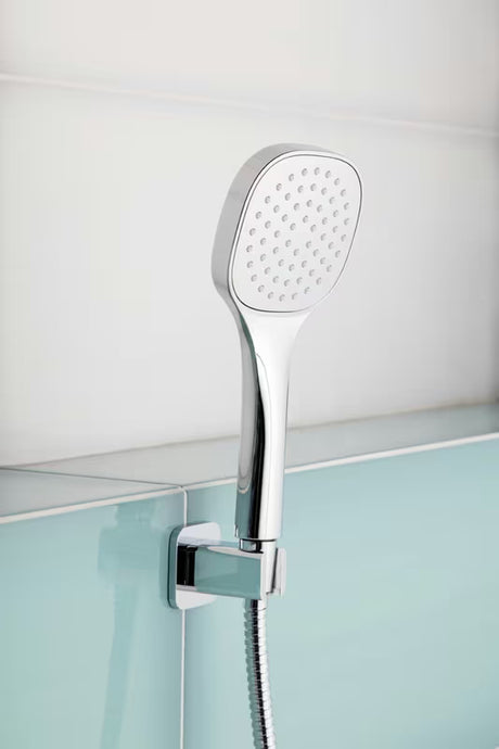 Chromo spalvos rankinio dušo komplektas SIKO su rankine dušo galvute, žalvariniu laikikliu ir 150 cm metaline žarna, apvalaus dizaino.