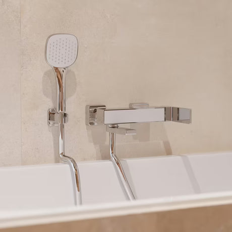 Chromo spalvos rankinio dušo komplektas SIKO su rankine dušo galvute, žalvariniu laikikliu ir 150 cm metaline žarna, apvalaus dizaino.