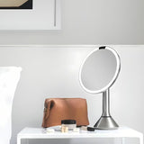 Kosmetinis veidrodėlis Simplehuman Dual Touch iš šlifuoto nerūdijančiojo plieno su Tru-lux LED apšvietimu ir 5x didinimu.