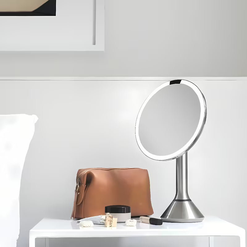Kosmetinis veidrodėlis Simplehuman Dual Touch iš šlifuoto nerūdijančiojo plieno su Tru-lux LED apšvietimu ir 5x didinimu.