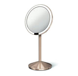 Kelioninis kosmetinis veidrodėlis Simplehuman Mini, spalva – rose gold, su Tru-lux LED apšvietimu ir 10x didinimu.