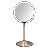 Kelioninis kosmetinis veidrodėlis Simplehuman Mini, spalva – rose gold, su Tru-lux LED apšvietimu ir 10x didinimu.