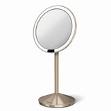Kelioninis kosmetinis veidrodėlis Simplehuman Mini, spalva – rose gold, su Tru-lux LED apšvietimu ir 10x didinimu.