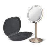 Kelioninis kosmetinis veidrodėlis Simplehuman Mini, spalva – rose gold, su Tru-lux LED apšvietimu ir 10x didinimu.