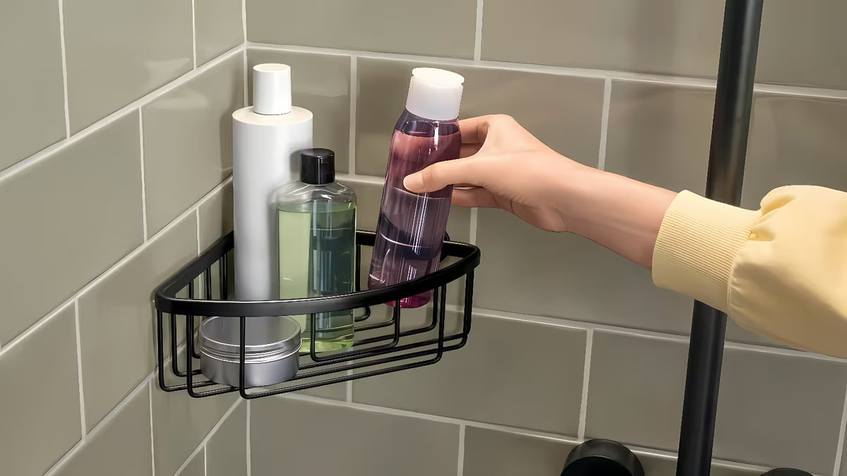 Kampinė dušo lentynėlė Tesa matinės juodos spalvos su tvirtinimu be gręžimo Tesa Power.Kit