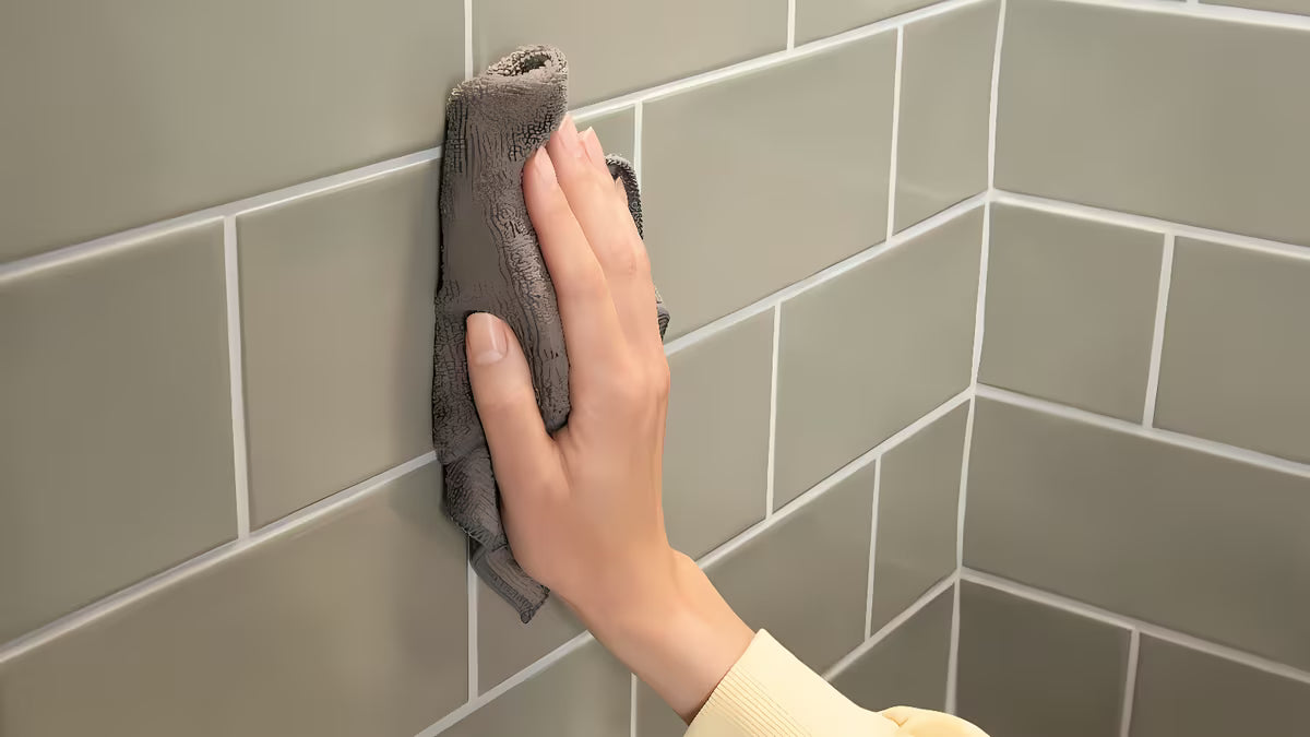 Kampinė dušo lentynėlė Tesa matinės juodos spalvos su tvirtinimu be gręžimo Tesa Power.Kit