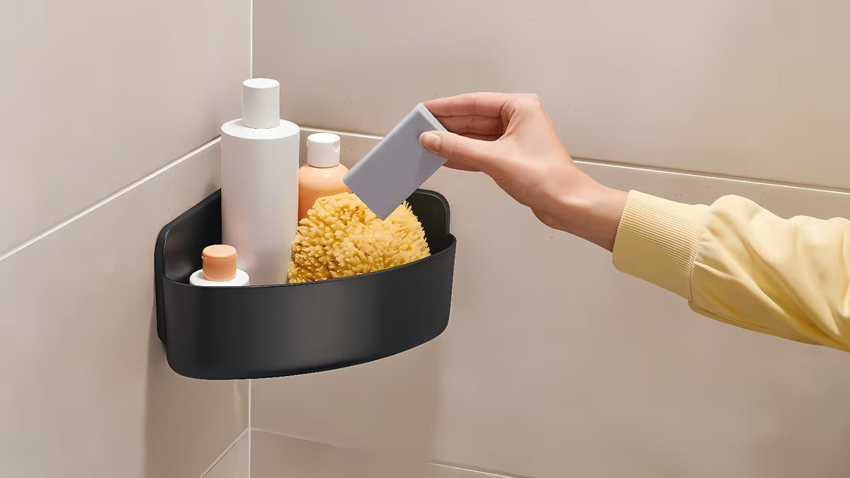 Kampinė dušo lentynėlė Tesa matinės juodos spalvos, montuojama be gręžimo naudojant Powerstrips Waterproof.