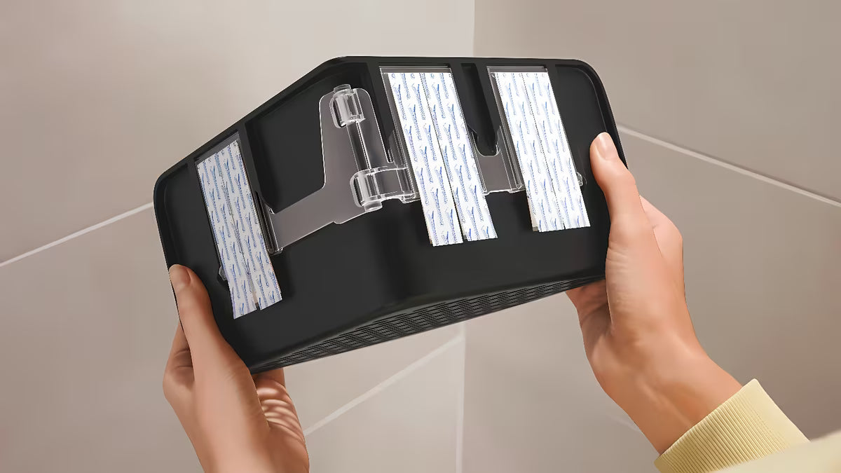 Kampinė dušo lentynėlė Tesa matinės juodos spalvos, montuojama be gręžimo naudojant Powerstrips Waterproof.