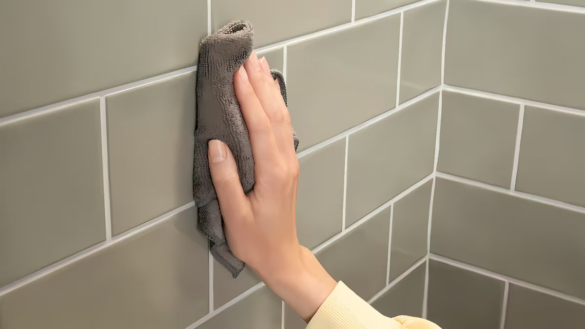 Dušo lentynėlė tesa šukuoto paviršiaus hard graphite pro, montavimas be gręžimo klijuojant