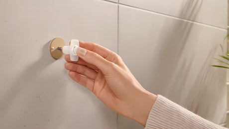 Bronzinis kabliukas rankšluosčiui Tesa su klijuojamu tvirtinimu tesa Power.Kit, montuojamas be gręžimo