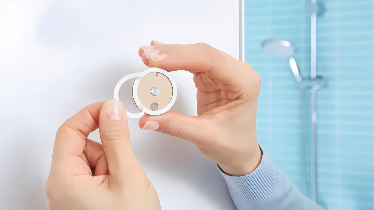 Chrominis platus krepšelis į dušai Tesa Aluxx su montavimu be gręžimo naudojant tesa® Power.Kit technologiją.