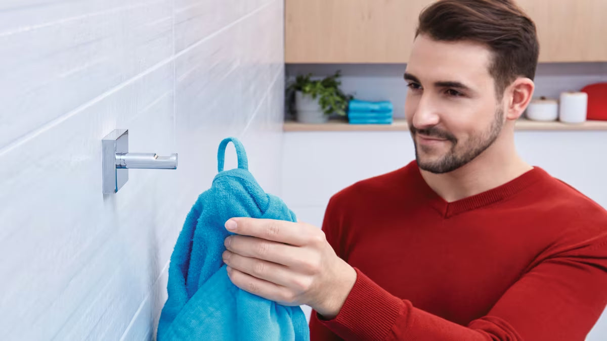 Chromuotas lipnus kabliukas Tesa Ekkro kampuoto dizaino pro rankšluosčiams kabinti be gręžimo.