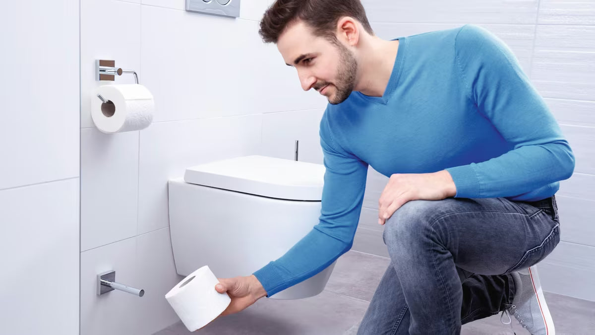 Chromuotas kvadratinis tualetinio popieriaus laikiklis Tesa Ekkro su lipniu tvirtinimu, be gręžimo