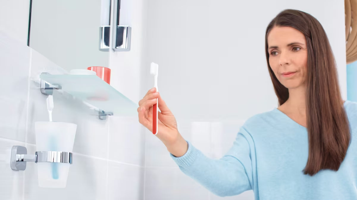 Chromuotas stiklinės ir šepetėlių laikiklis Tesa Elegaant su matinio stiklo stikline tvirtinamas prie sienos