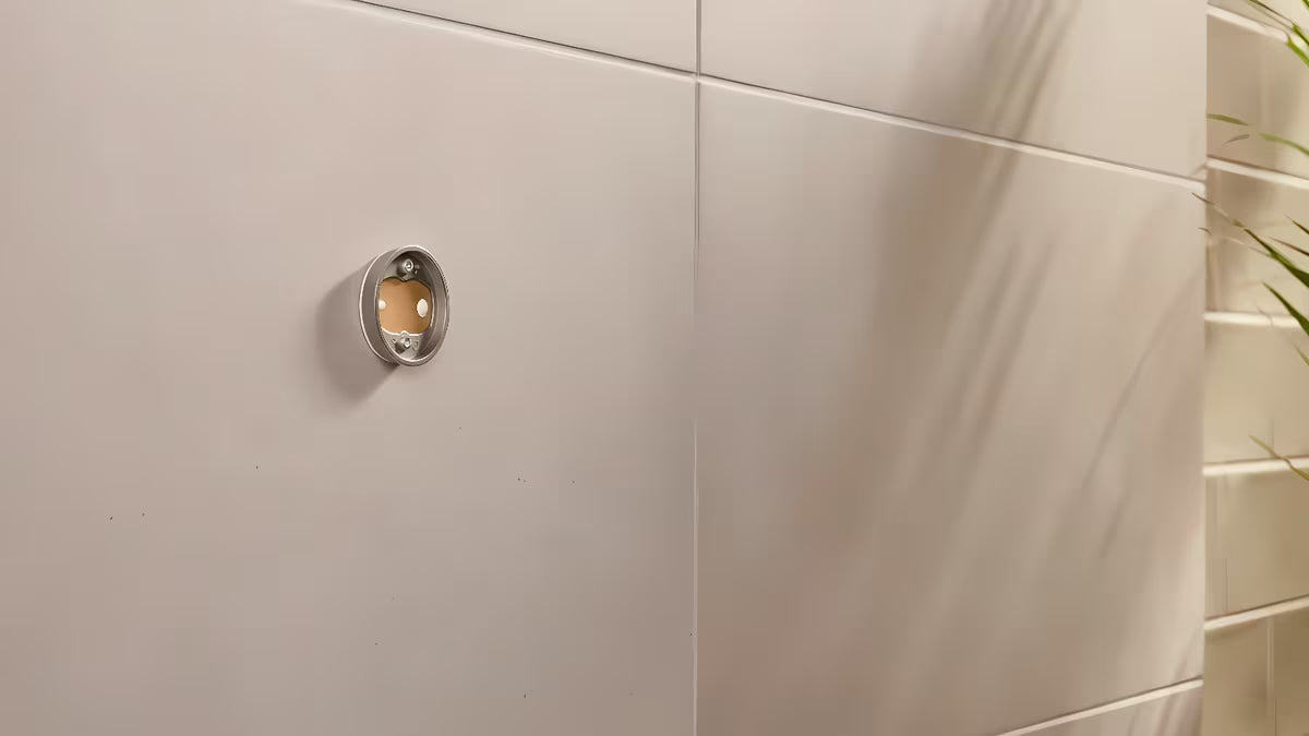 Matinės juodos spalvos vonios kambario kabliukas Tesa Moon Black su klijuojamu tvirtinimu be gręžimo