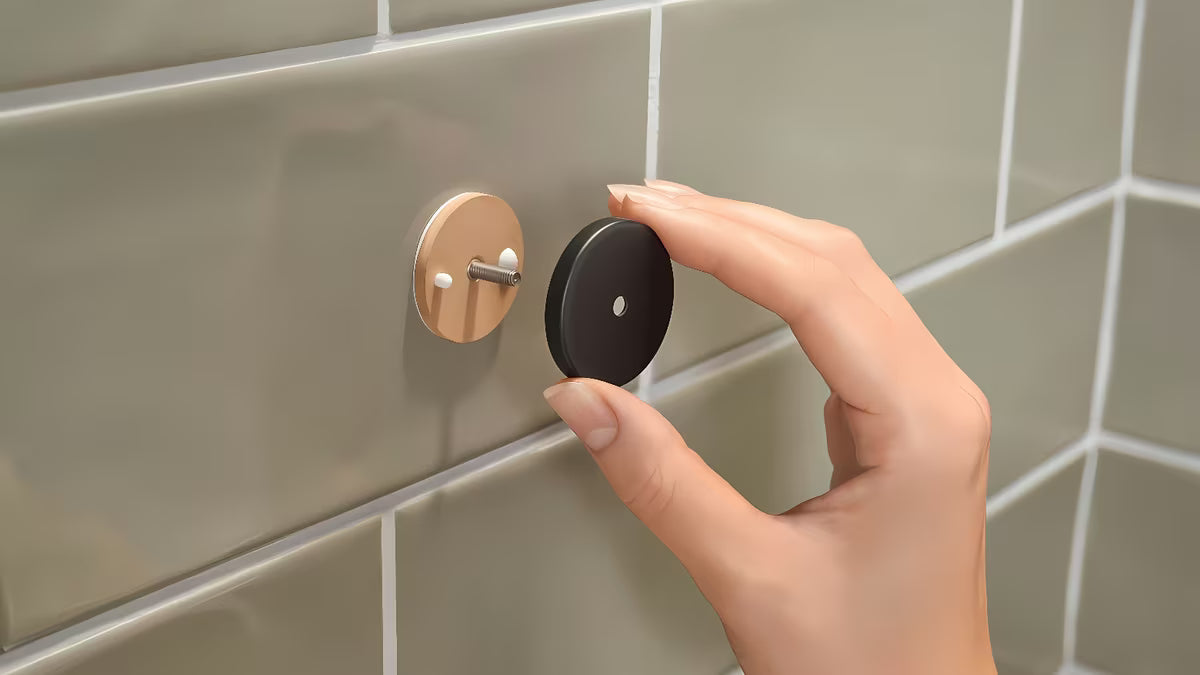 Matinės juodos spalvos dušo krepšelis Tesa Moon Black su tvirtinimu be gręžimo, naudojant klijavimo technologiją tesa Power.Kit.