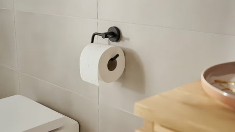 Matinės baltos spalvos tualetinio popieriaus laikiklis be dangčio Tesa Moon Black su klijuojamu tvirtinimu tesa® Power.Kit