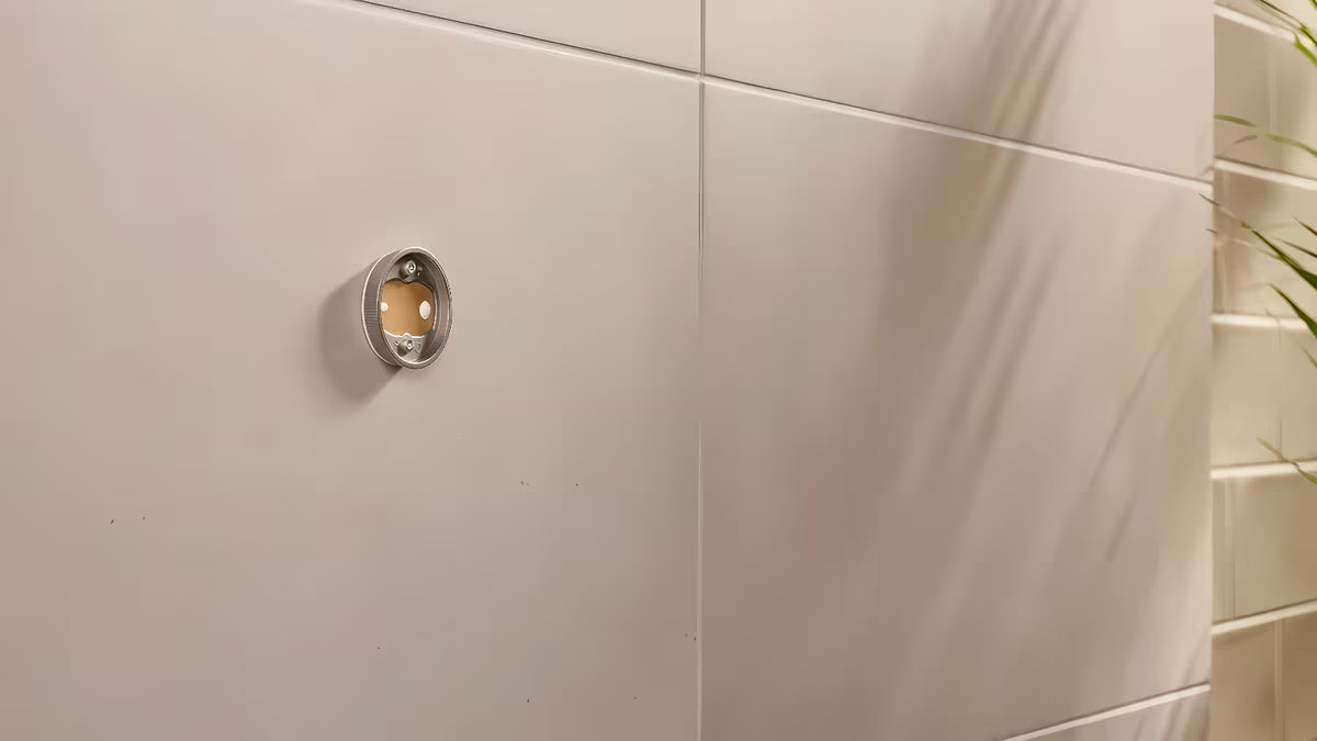 Matinės baltos spalvos vonios kabliukas Tesa Moon Black pro chalatui kabinti, montuojamas be gręžimo
