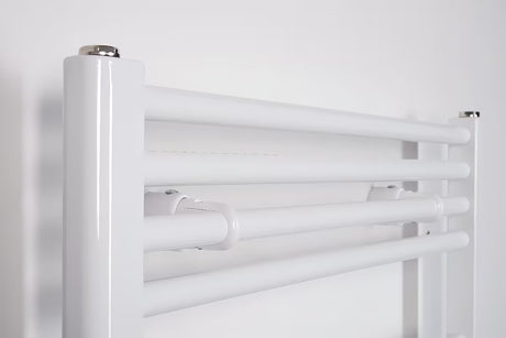 Baltas kombinuotas vamzdinis rankšluosčių džiovintuvas Thermal Trend KD 168x45 cm, tinkamas vonios kambariui ir prieškambariui.
