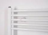 Baltas kombinuotas vamzdinis rankšluosčių džiovintuvas Thermal Trend KD 168x45 cm, tinkamas vonios kambariui ir prieškambariui.
