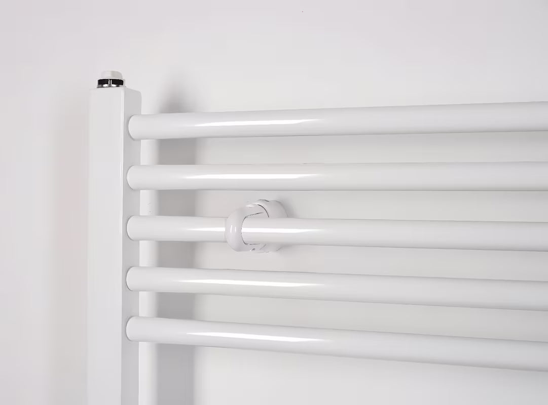 Baltas kombinuotas vamzdinis rankšluosčių džiovintuvas Thermal Trend KD 168x45 cm, tinkamas vonios kambariui ir prieškambariui.
