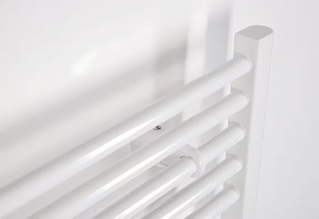 Baltas kombinuotas vamzdinis rankšluosčių džiovintuvas Thermal Trend KD 168x45 cm, tinkamas vonios kambariui ir prieškambariui.