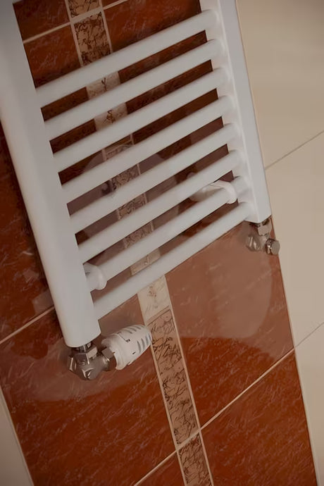 Baltas kombinuotas vamzdinis rankšluosčių džiovintuvas Thermal Trend KD 45x96 cm.