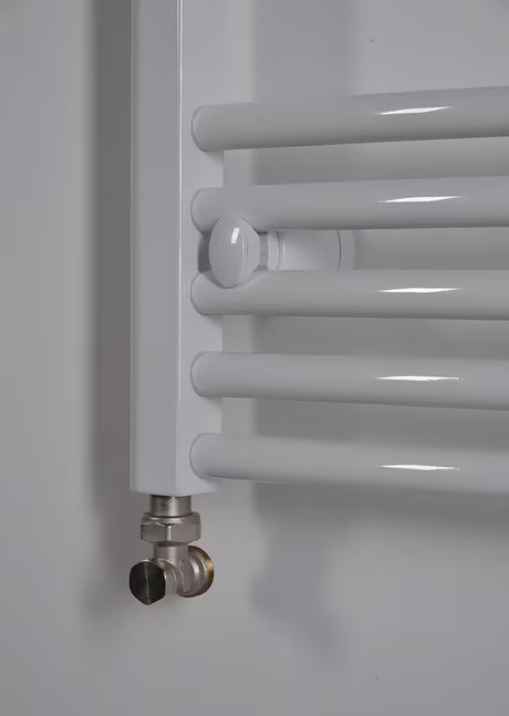Baltas kombinuotas vamzdinis rankšluosčių džiovintuvas Thermal Trend KDO 45x168 cm, tinkamas vonios kambariui.