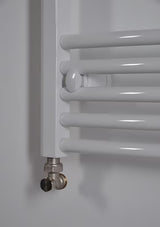 Baltas kombinuotas vamzdinis rankšluosčių džiovintuvas Thermal Trend KDO 45x98 cm vonios kambariui.