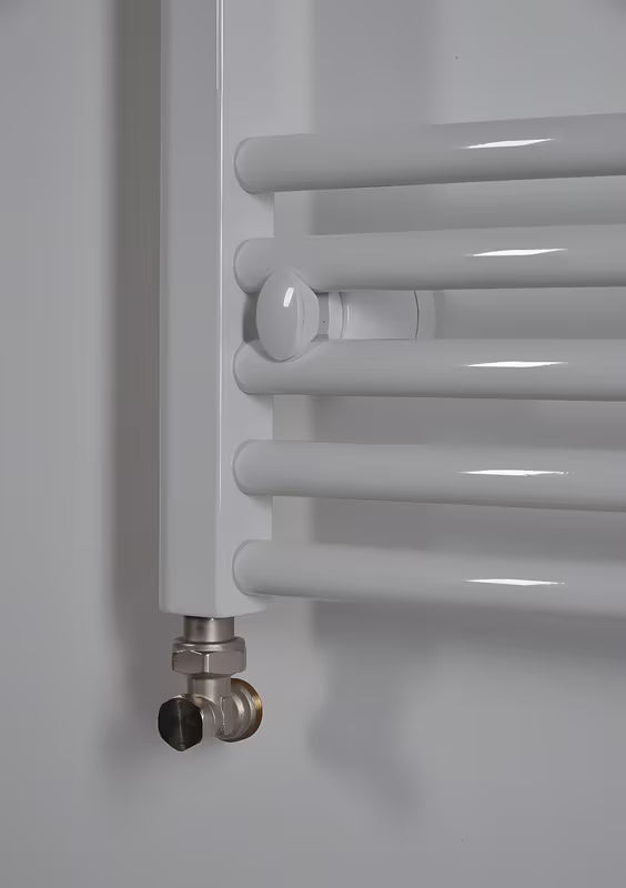 Baltas kombinuotas vamzdinis rankšluosčių džiovintuvas Thermal Trend KDO 45x98 cm vonios kambariui.
