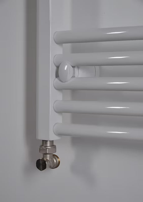 Baltas kombinuotas vamzdinis rankšluosčių džiovintuvas Thermal Trend KDO 45x98 cm vonios kambariui.