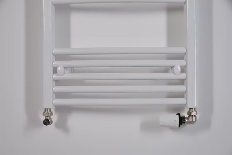 Baltas kombinuotas vamzdinis rankšluosčių džiovintuvas Thermal Trend KDO 132x75 cm pro vonios kambariui arba prieškambariui.