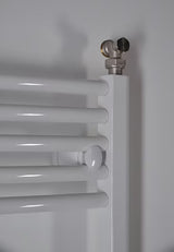 Baltas kombinuotas vamzdinis rankšluosčių džiovintuvas Thermal Trend KDO 132x75 cm pro vonios kambariui arba prieškambariui.