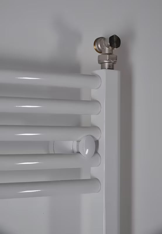 Baltas kombinuotas vamzdinis rankšluosčių džiovintuvas Thermal Trend KDO 132x75 cm pro vonios kambariui arba prieškambariui.