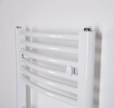 Baltas elektrinis vamzdinis rankšluosčių džiovintuvas Thermal Trend KDOE 450x1320 mm vonios kambariui.