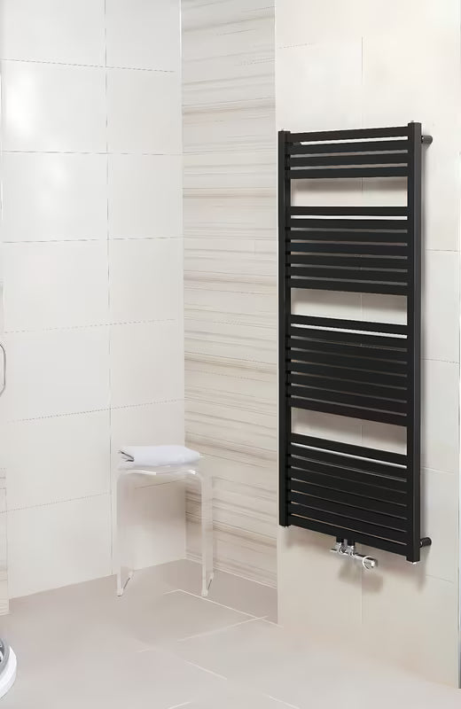 Juodas kombinuotas rankšluosčių džiovintuvas Thermal Trend KH 133x45 cm, tinkamas pro vandens ir kombinuotam šildymui.